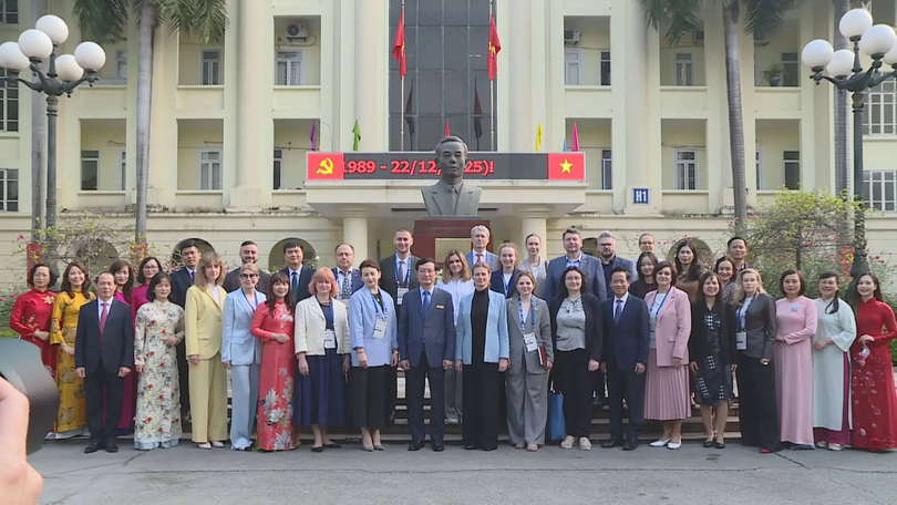 Thu hút, trọng dụng người có tài trong khu vực công