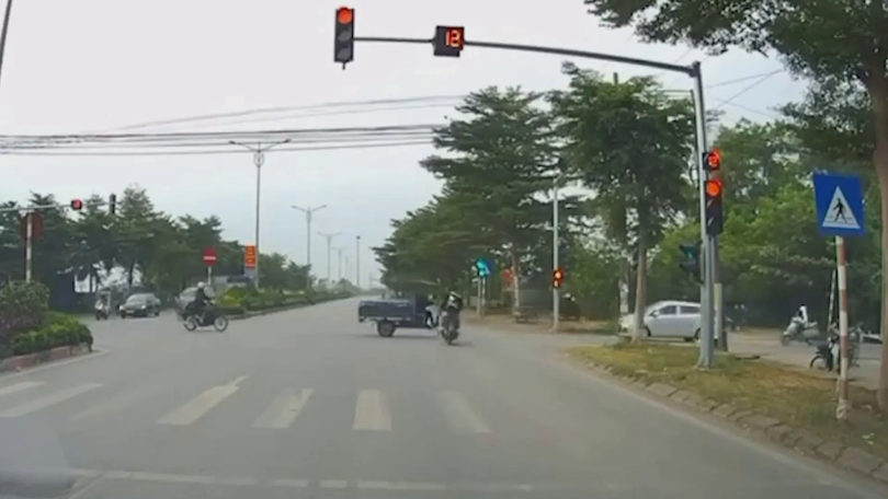 Xe máy vượt đèn đỏ gây tai nạn giao thông