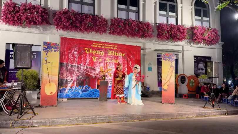 Nghe hát cải lương trên phố đi bộ Hồ Gươm | Hà Nội đến để yêu | 11/12/2025