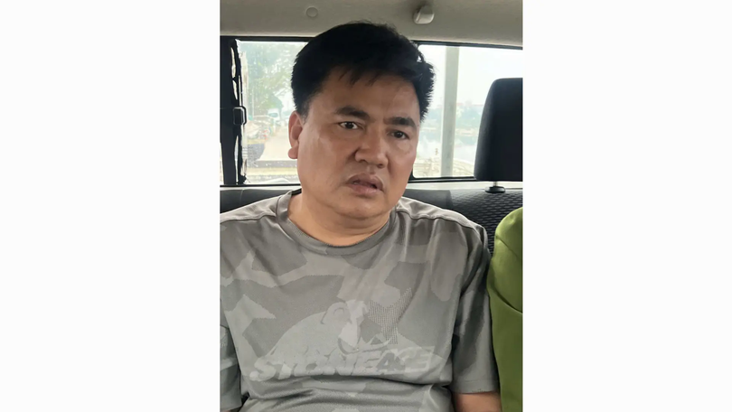 Tạm giữ đối tượng đẩy CSGT vào đầu xe tải