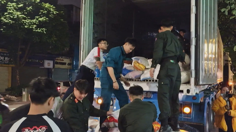 Công an Hà Nội chung tay cùng đồng bào vùng lũ