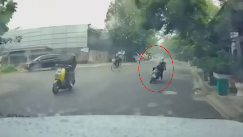 Nguy hiểm khi học sinh lạng lách, đánh võng trên đường