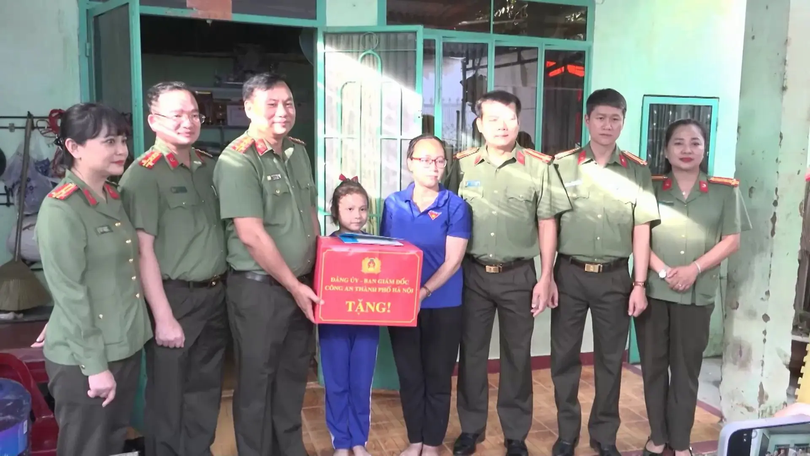 Công an Thủ đô ủng hộ các tỉnh bị ảnh hưởng bởi mưa lũ