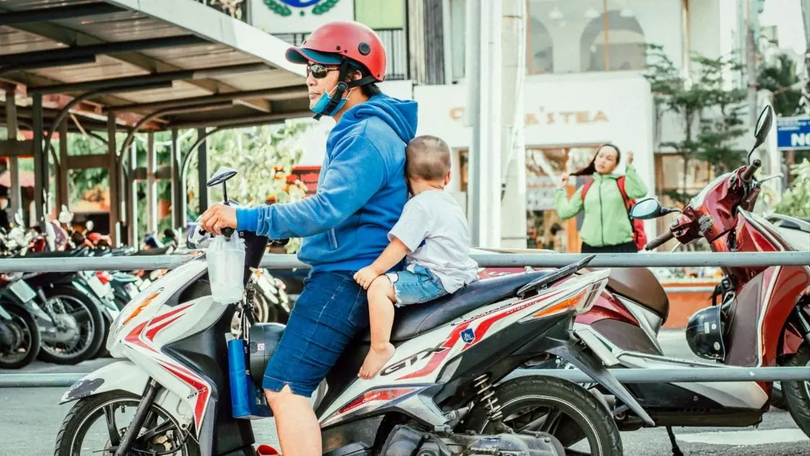 Bảo đảm an toàn cho trẻ em trên xe máy, xe đạp