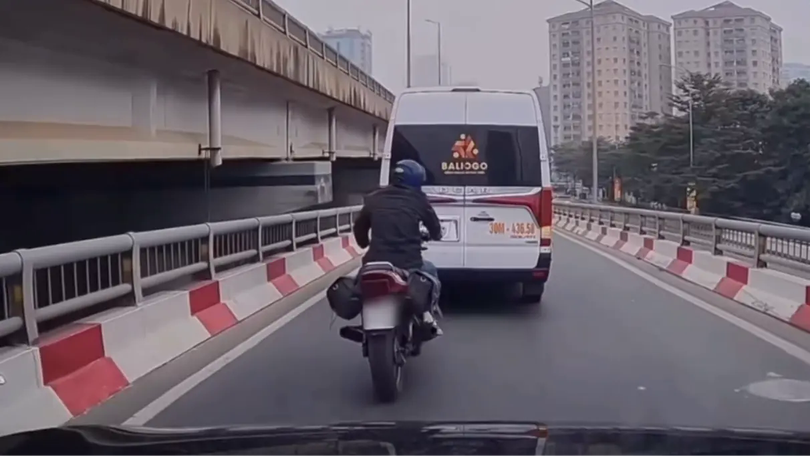 Nguy hiểm mô tô đi vào đường cấm trên Vành đai 3