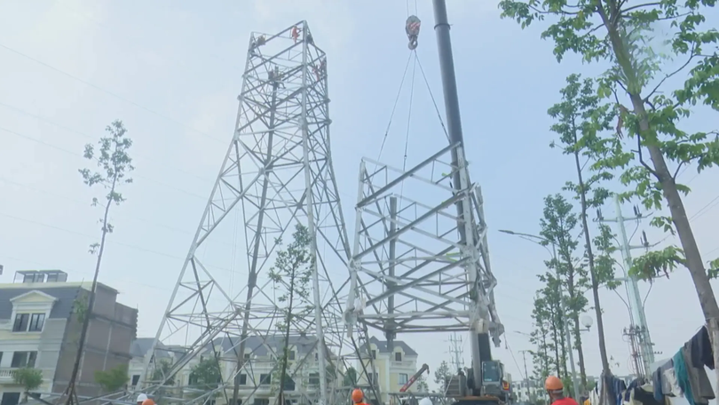 Thay thế cột điện qua các khu đô thị để đảm bảo an toàn