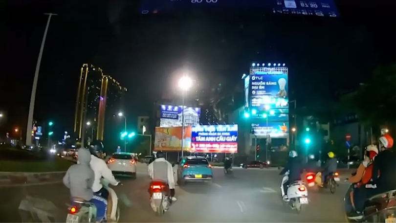 Xe máy cắt ngang đầu xe gây tai nạn giao thông