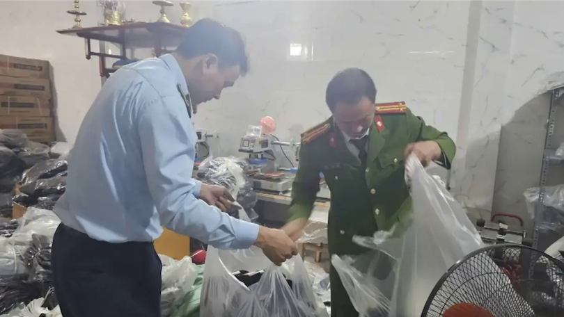 Thu giữ số lượng lớn hàng hóa có dấu hiệu giả mạo
