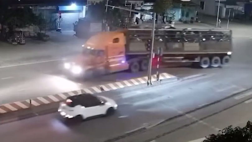 Nguy hiểm xe tải chở hàng nặng lật ngay tại khúc cua