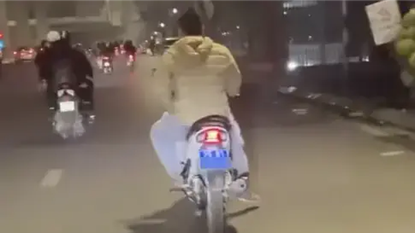 Phạt người lái xe máy biển xanh không đội mũ bảo hiểm