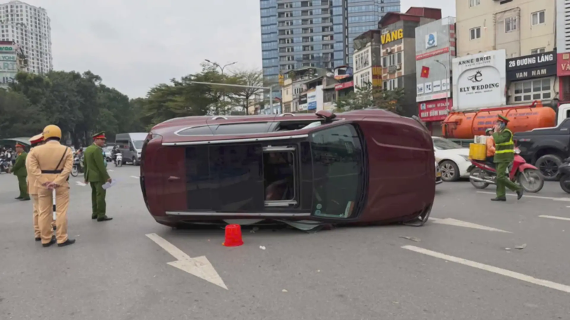 Hà Nội: Tai nạn liên hoàn khiến ô tô lật nghiêng giữa đường