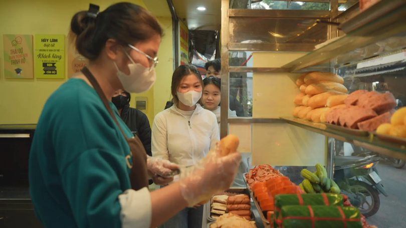 Xếp hàng mua bánh mì giữa lòng Hà Nội