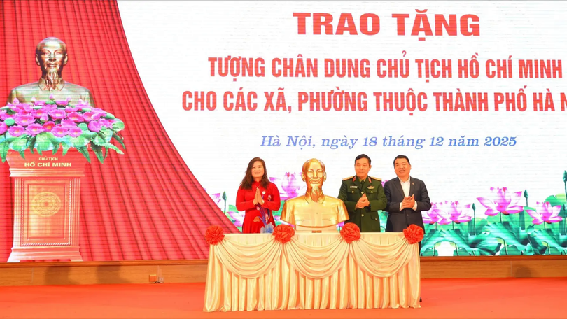 Trao tượng chân dung Bác Hồ tới 126 xã, phường Hà Nội