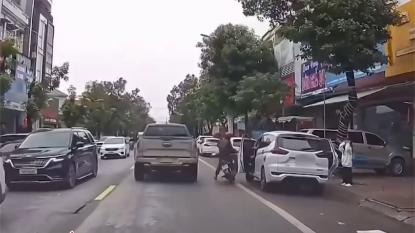 Tài xế mở cửa xe gây va chạm với xe khác