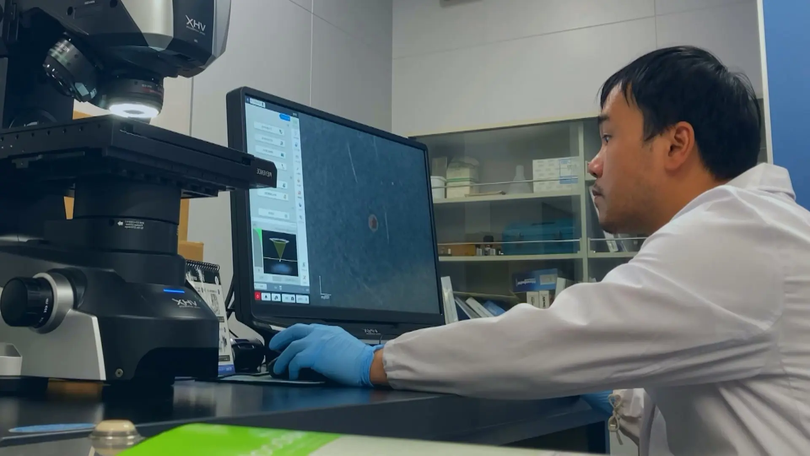 Nhà khoa học trẻ tạo đột phá công nghệ pin bền vững | Người Việt 5 châu | 21/12/2025