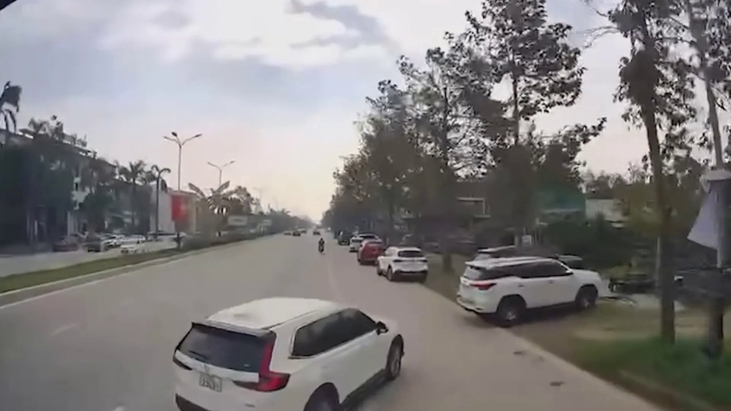 Ô tô con liên tục chuyển làn gây mất an toàn giao thông