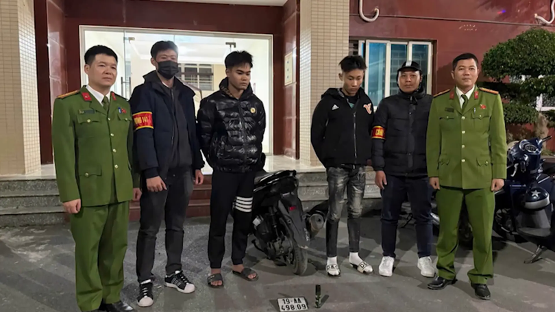 Bắt giữ hai đối tượng mang kiếm và bình xịt hơi cay