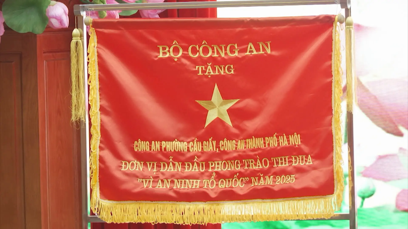 Công an phường Cầu Giấy nhận Cờ thi đua của Bộ Công an