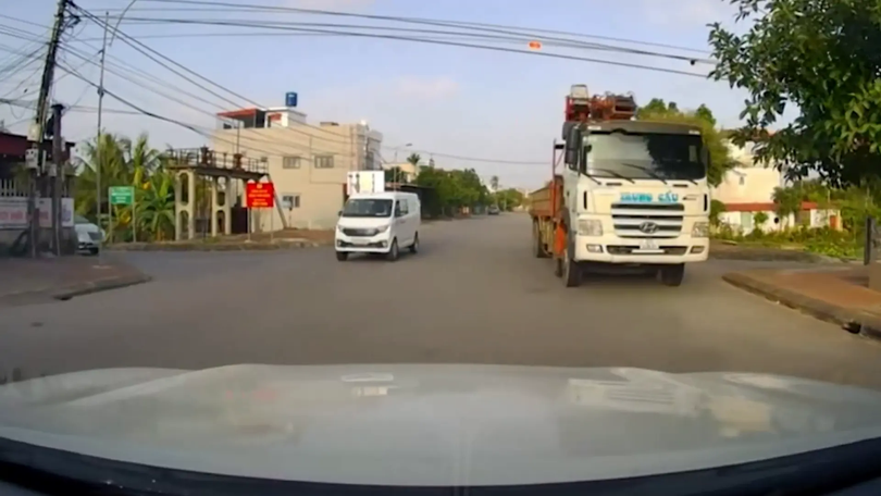 Ô tô lấn sang phần đường ngược chiều gây nguy hiểm