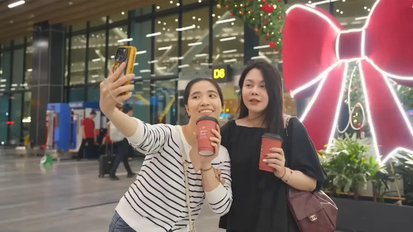 Nhà ga T3 thu hút người dân check-in Giáng sinh