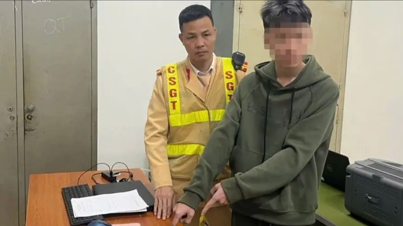 Khống chế đối tượng mang hung khí tham gia giao thông