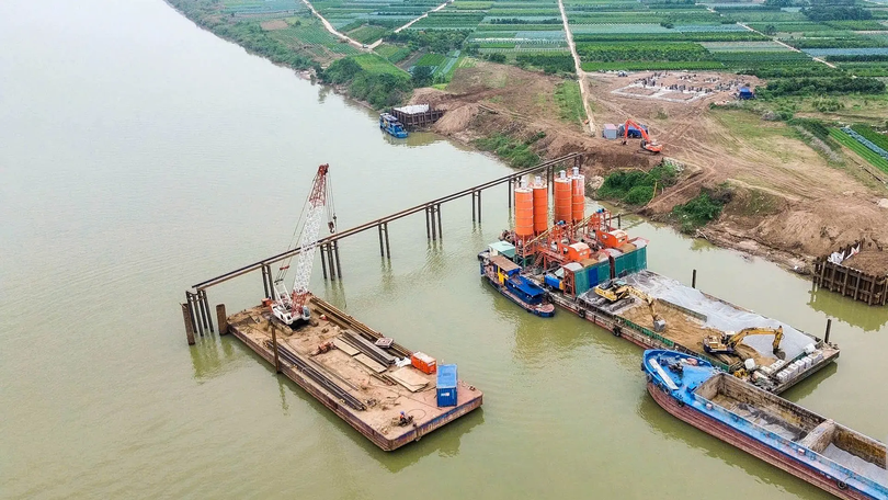 Thi công cầu Ngọc Hồi vượt sông Hồng