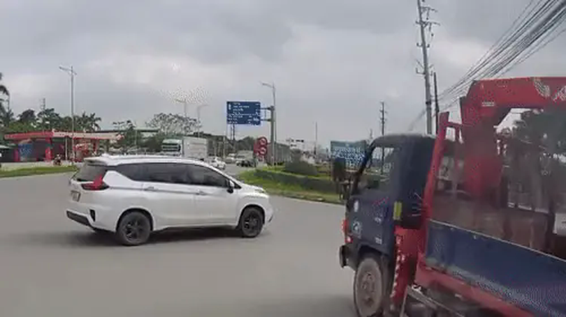 Xe tải đâm ngang sườn xe con khi cố vượt
