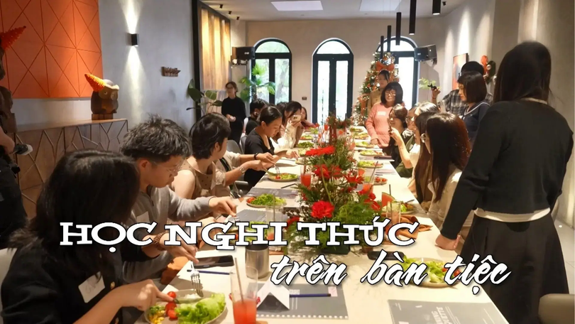 Học nghi thức trên bàn tiệc | Nhịp sống Hà Nội | 26/12/2025