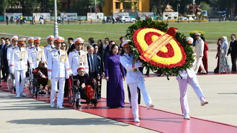 Đại biểu dự Đại hội thi đua yêu nước vào Lăng viếng Bác