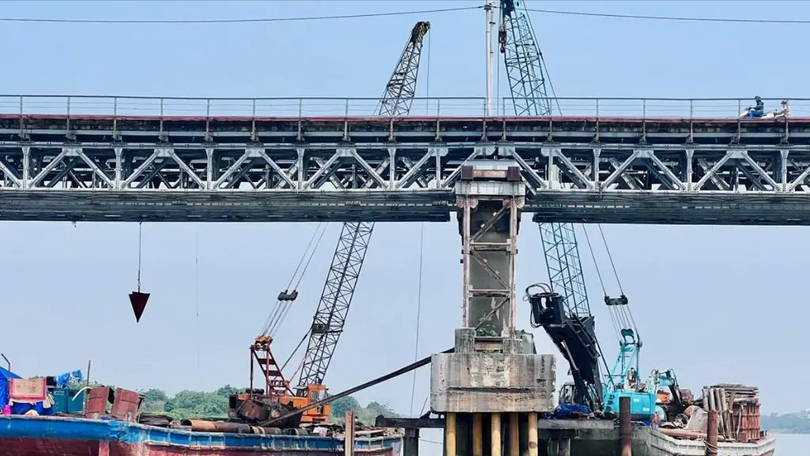 Sửa chữa mặt đường bê tông cầu Long Biên