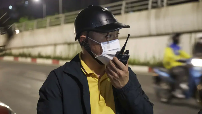 CSGT hóa trang kiểm tra nồng độ cồn trong đêm