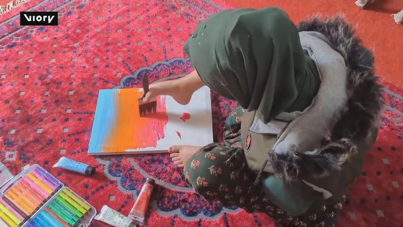 Họa sĩ không tay Pakistan vẽ nên nghị lực bằng đôi chân