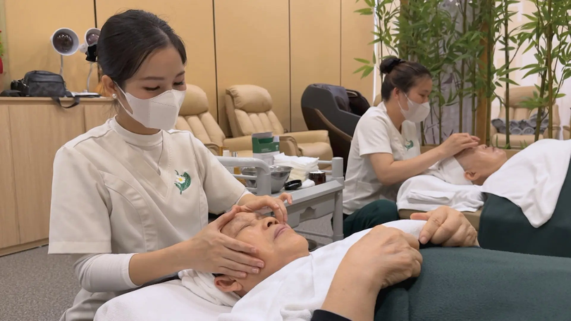 Người cao tuổi đối mặt với nguy cơ bệnh về da