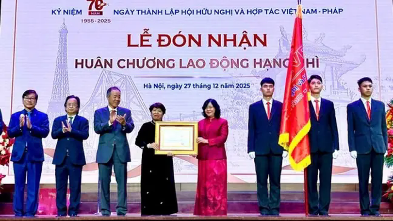Hội Hữu nghị và Hợp tác Việt Nam - Pháp nhận huân chương