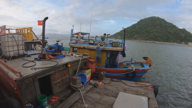 Ngư dân sửa chữa tàu thuyền vươn khơi