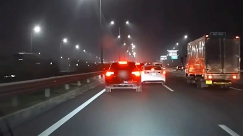 Xe tải đâm vào xe khác đang dừng do mất tập trung