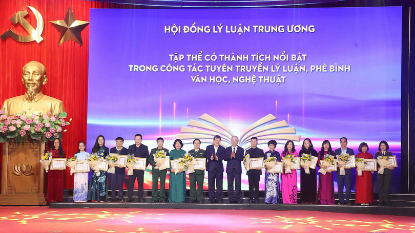 Đẩy mạnh hoạt động lý luận, phê bình văn học, nghệ thuật