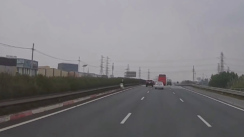 Nguy hiểm xe máy đi ngược chiều trên cao tốc