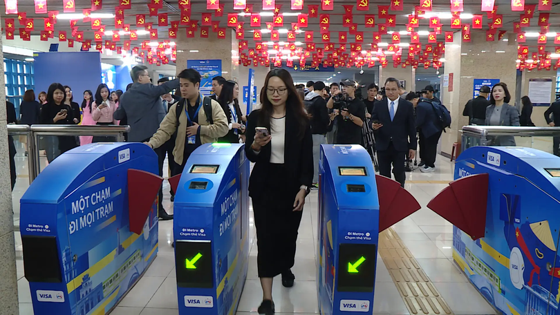 Đi metro Cát Linh - Hà Đông không cần mang tiền mặt