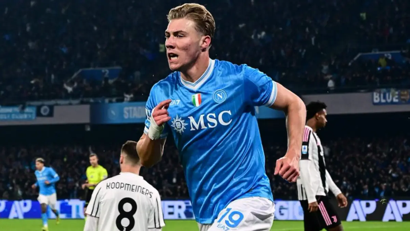 Napoli chiếm ngôi đầu, AS Roma nhận thất bại tối thiểu