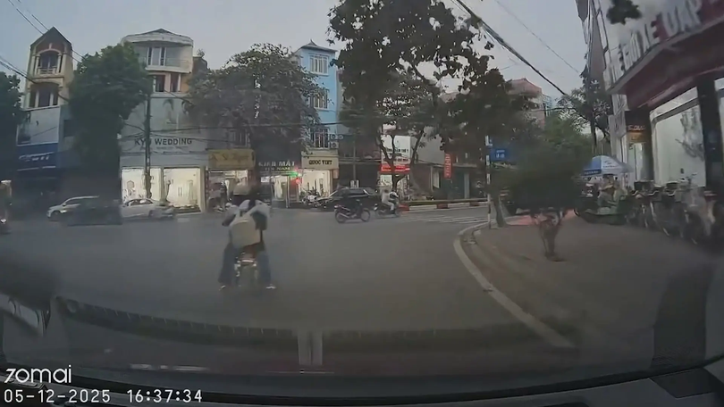 Va chạm giao thông vì xe điện chuyển hướng không dứt khoát