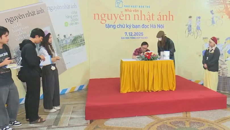 Nhà văn Nguyễn Nhật Ánh ký tặng sách mới cho bạn đọc