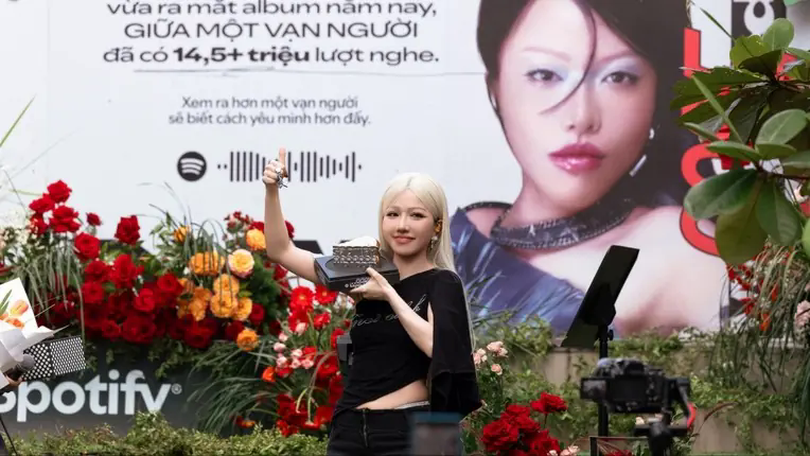 Phùng Khánh Linh đoạt cup Top song “Đoá hồng nhạc Việt”