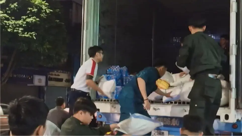 Công an Hà Nội chung tay cùng đồng bào vùng lũ