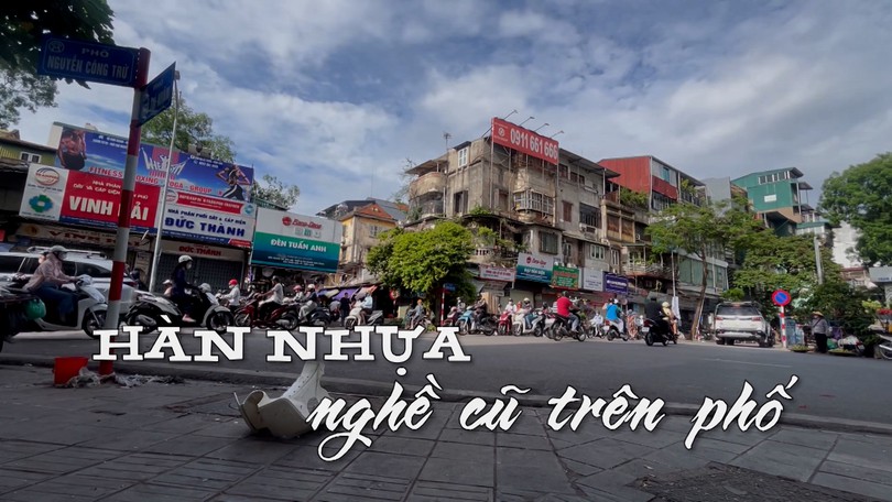 Hàn nhựa – nghề cũ trên phố | Nhịp sống Hà Nội | 22/06/2025