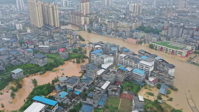 Mưa lớn nhiều ngày, nước lũ dâng cao tại Trung Quốc