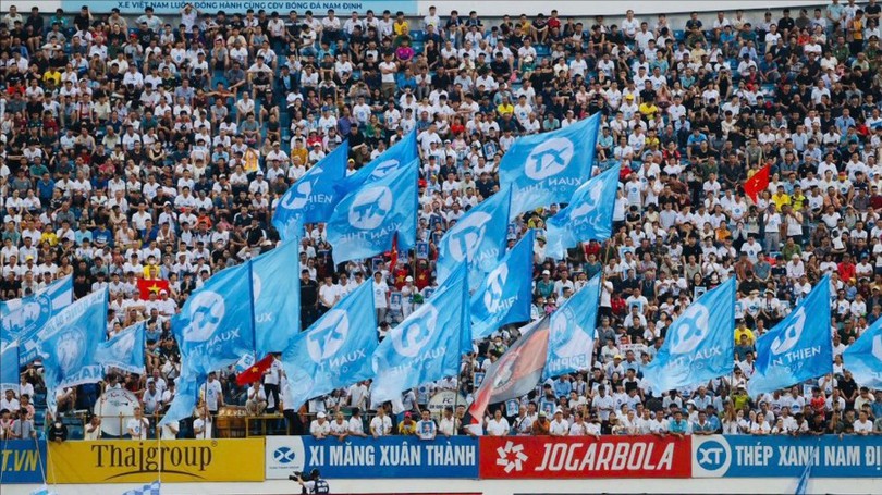 Sân Thiên Trường sôi động trong ngày đăng quang