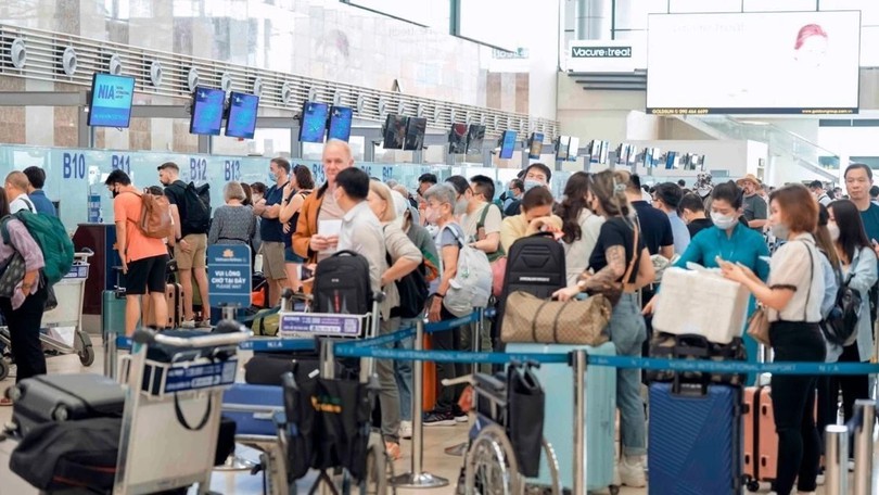 Gần 60 triệu khách đến sân bay trong 6 tháng