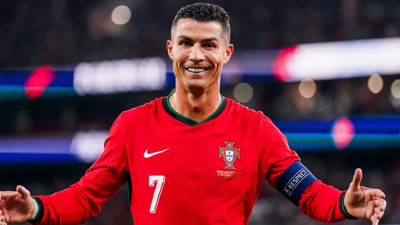 Cristiano Ronaldo ở lại Al-Nassr