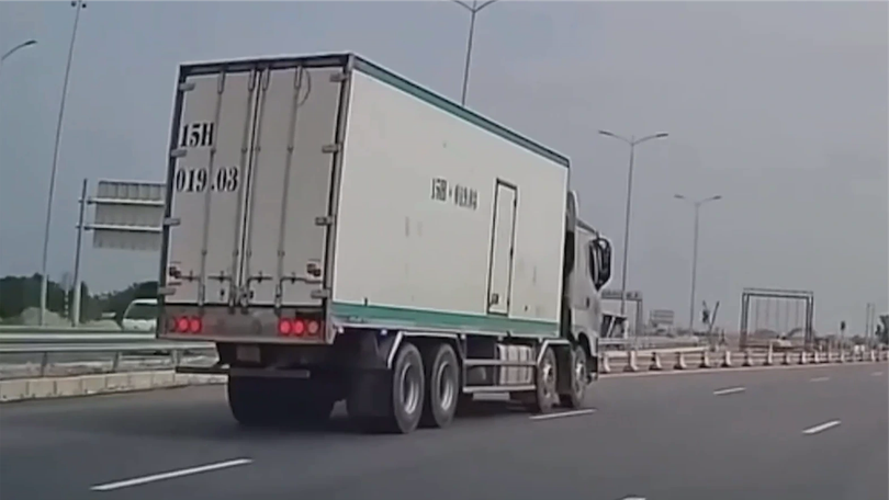 Chuyển làn ẩu, ô tô gây tai nạn cho xe máy